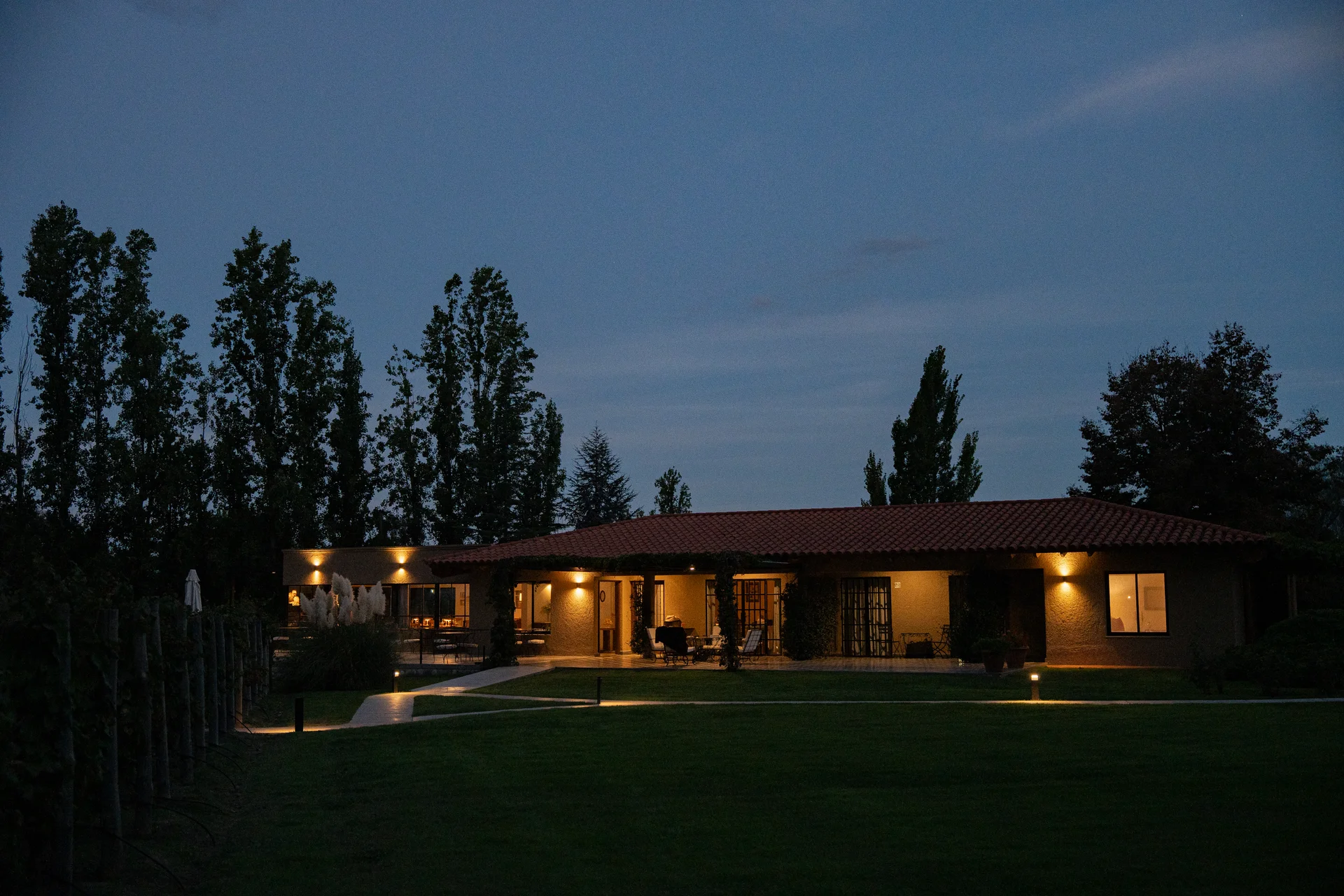 La finca de noche