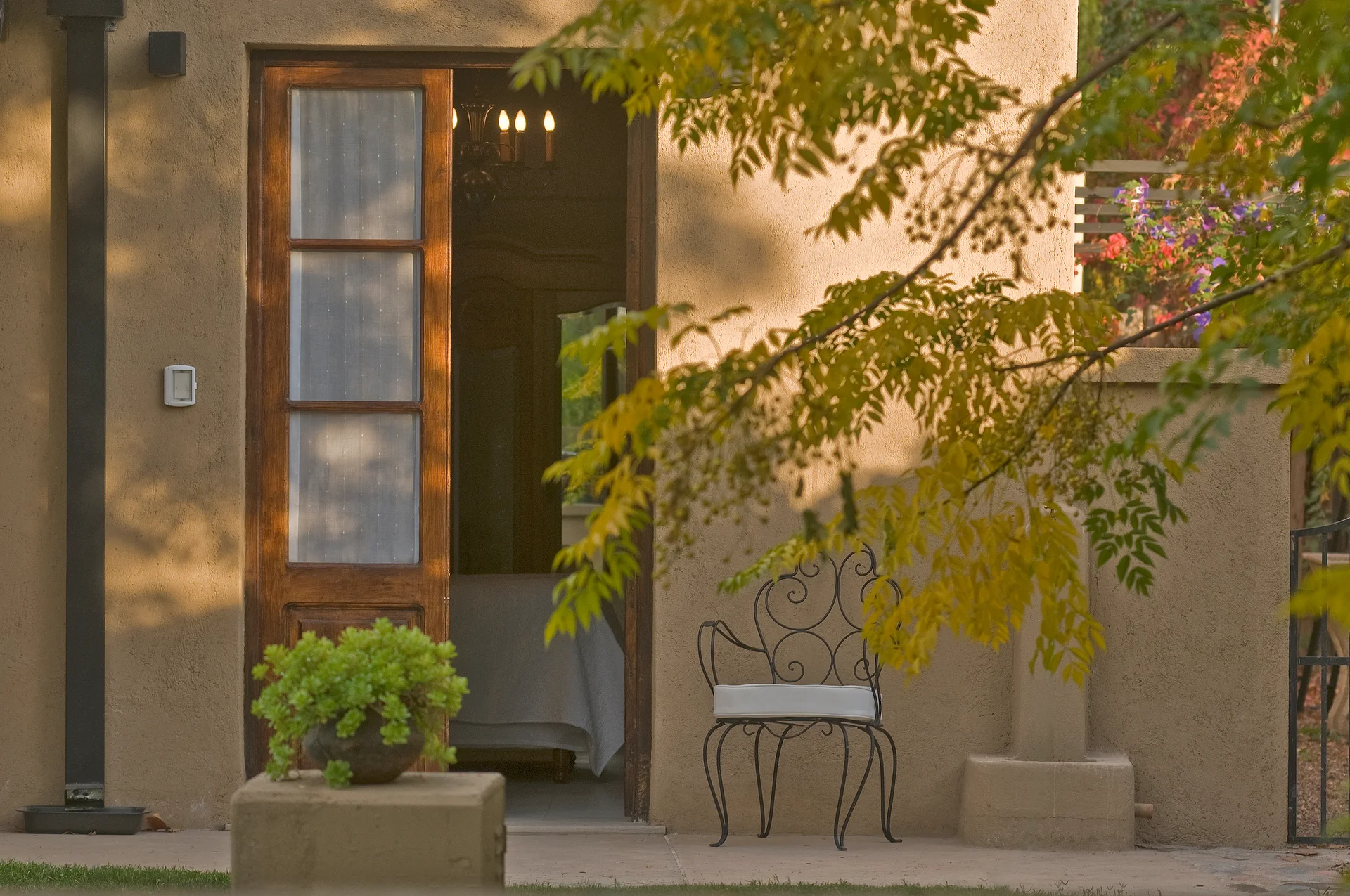 El patio de la habitación Arbequina entre las hojas de otoño