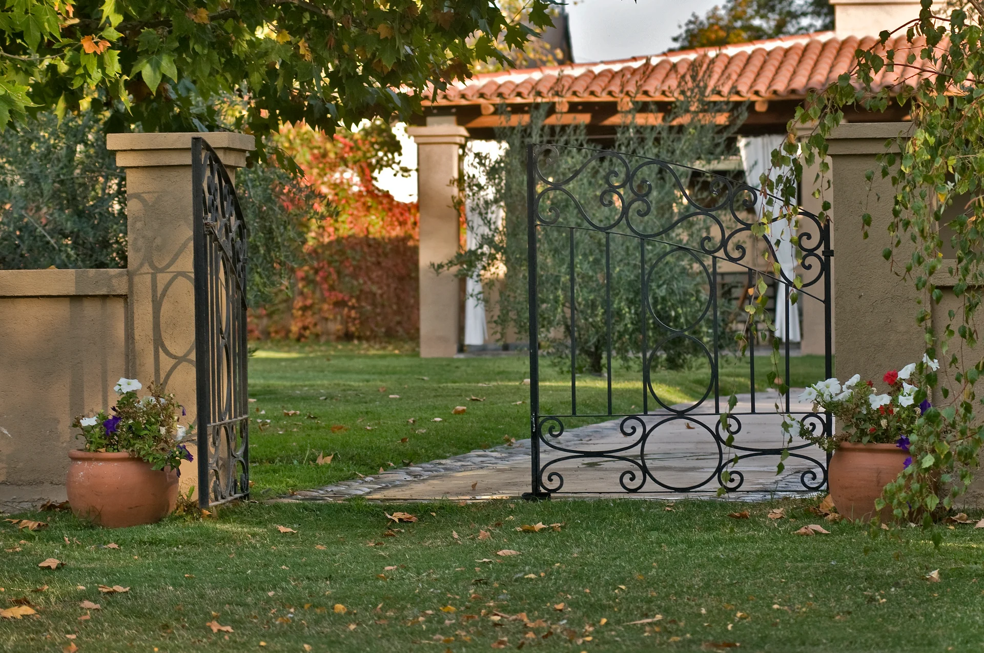 La puerta de reja que da la bienvenida a Verde Oliva