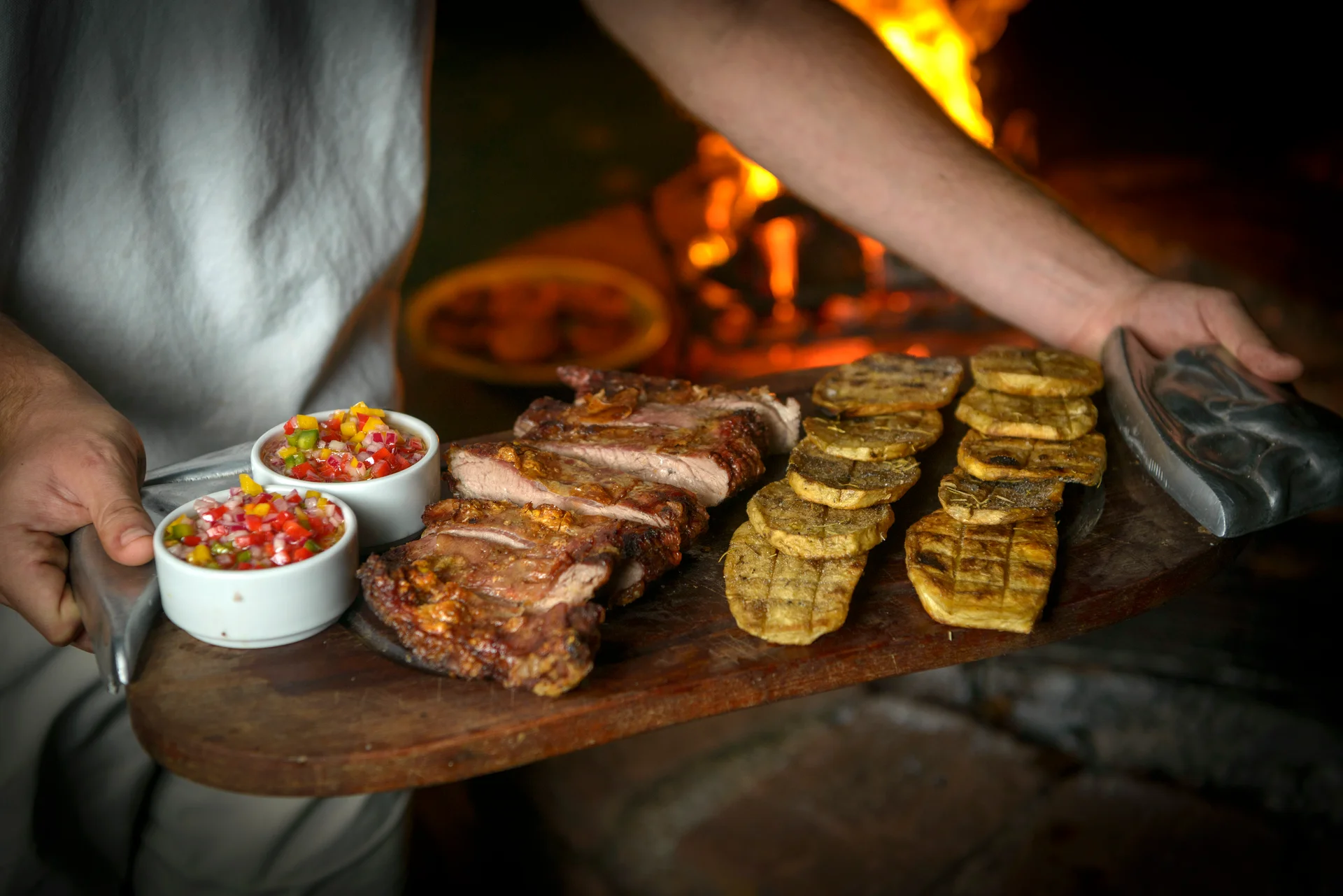 Tabla de costilla, papas asadas y salsa criolla