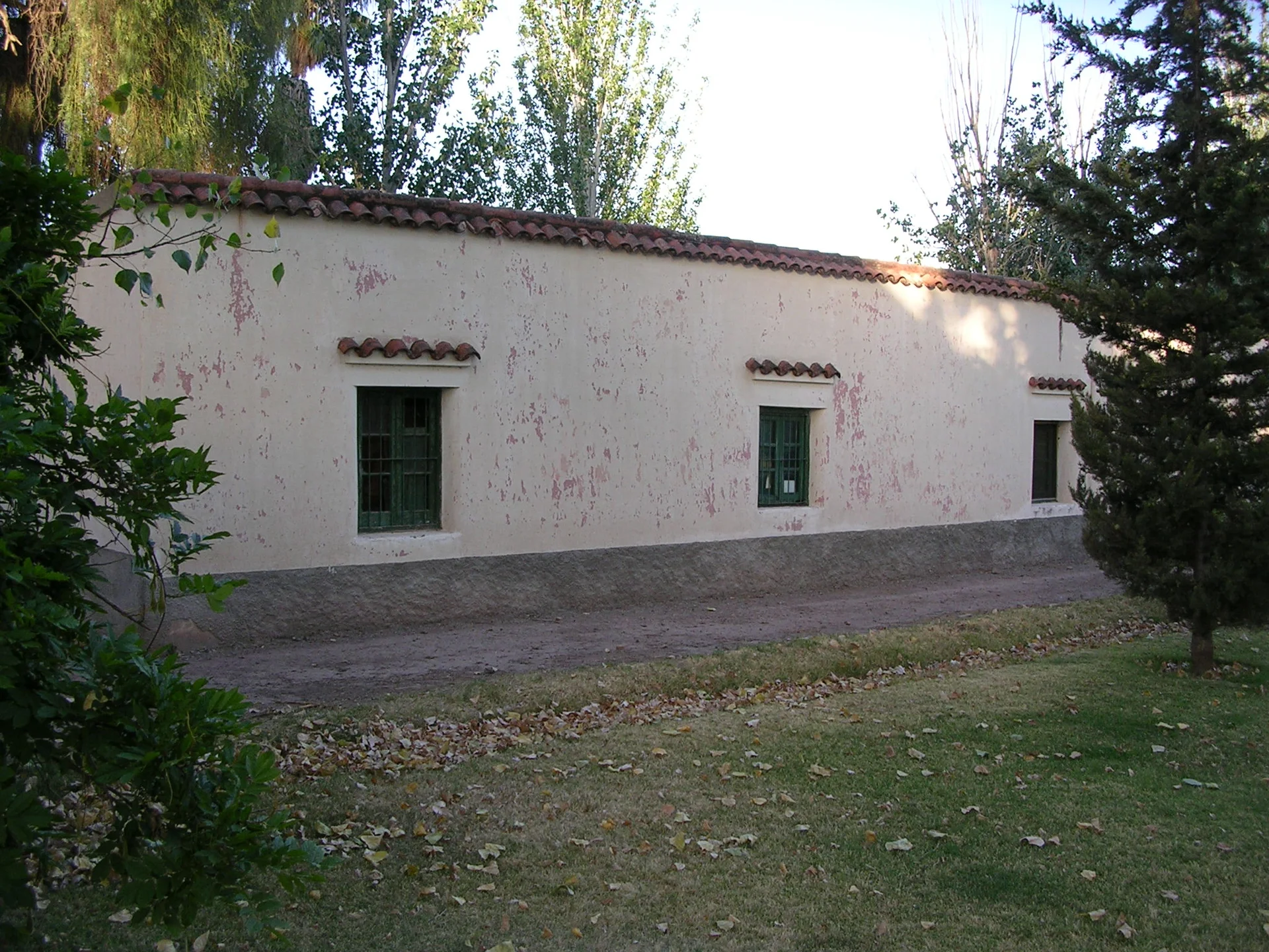El antiguo edificio de adobe, antes de convertirse en Verde Oliva.