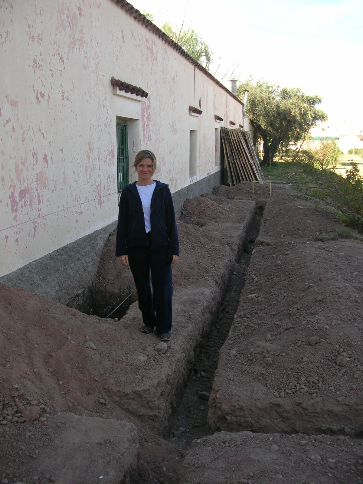 Julia junto a las zanjas durante el comienzo de la obra.