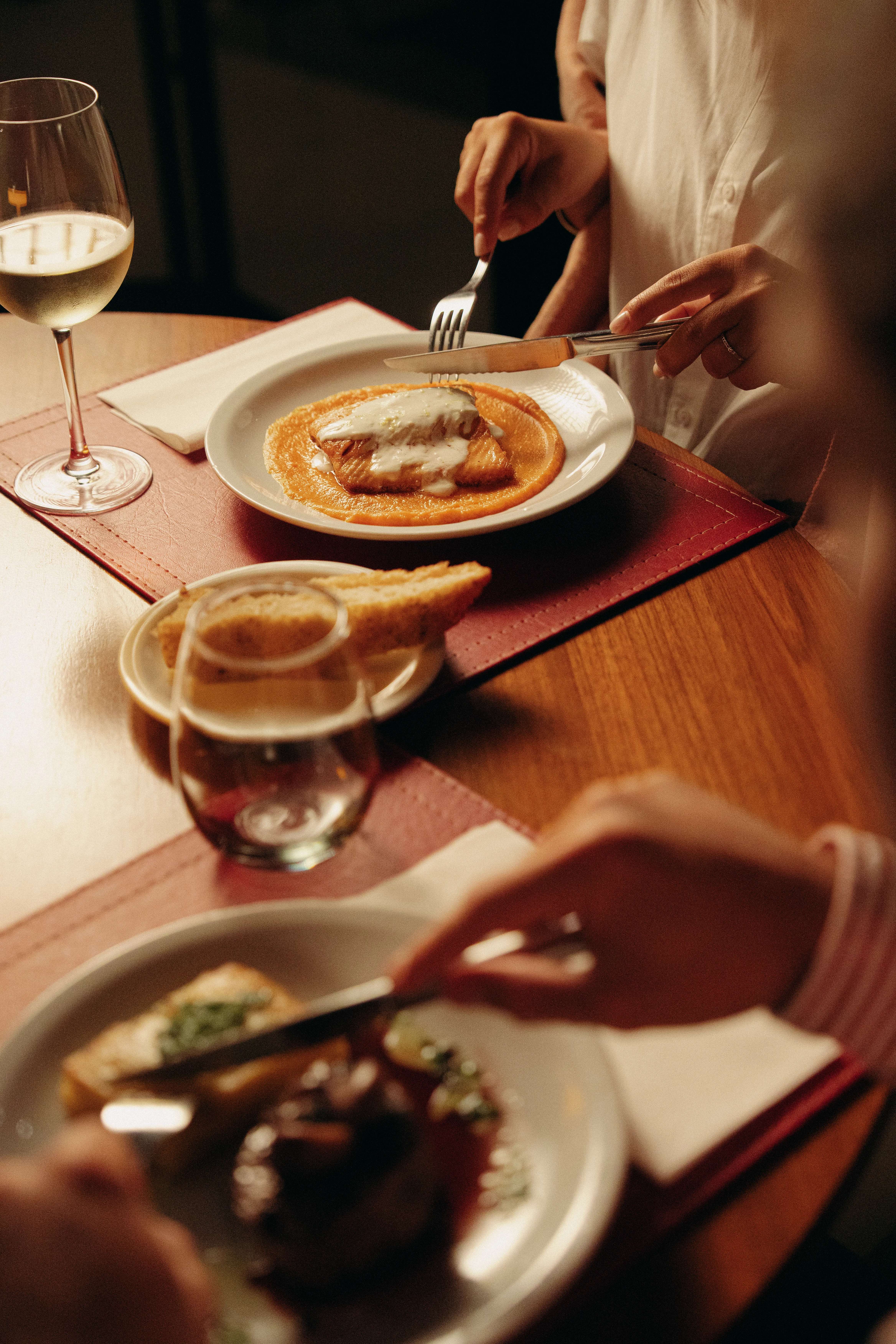 Platos del restaurante con salmón y carne
