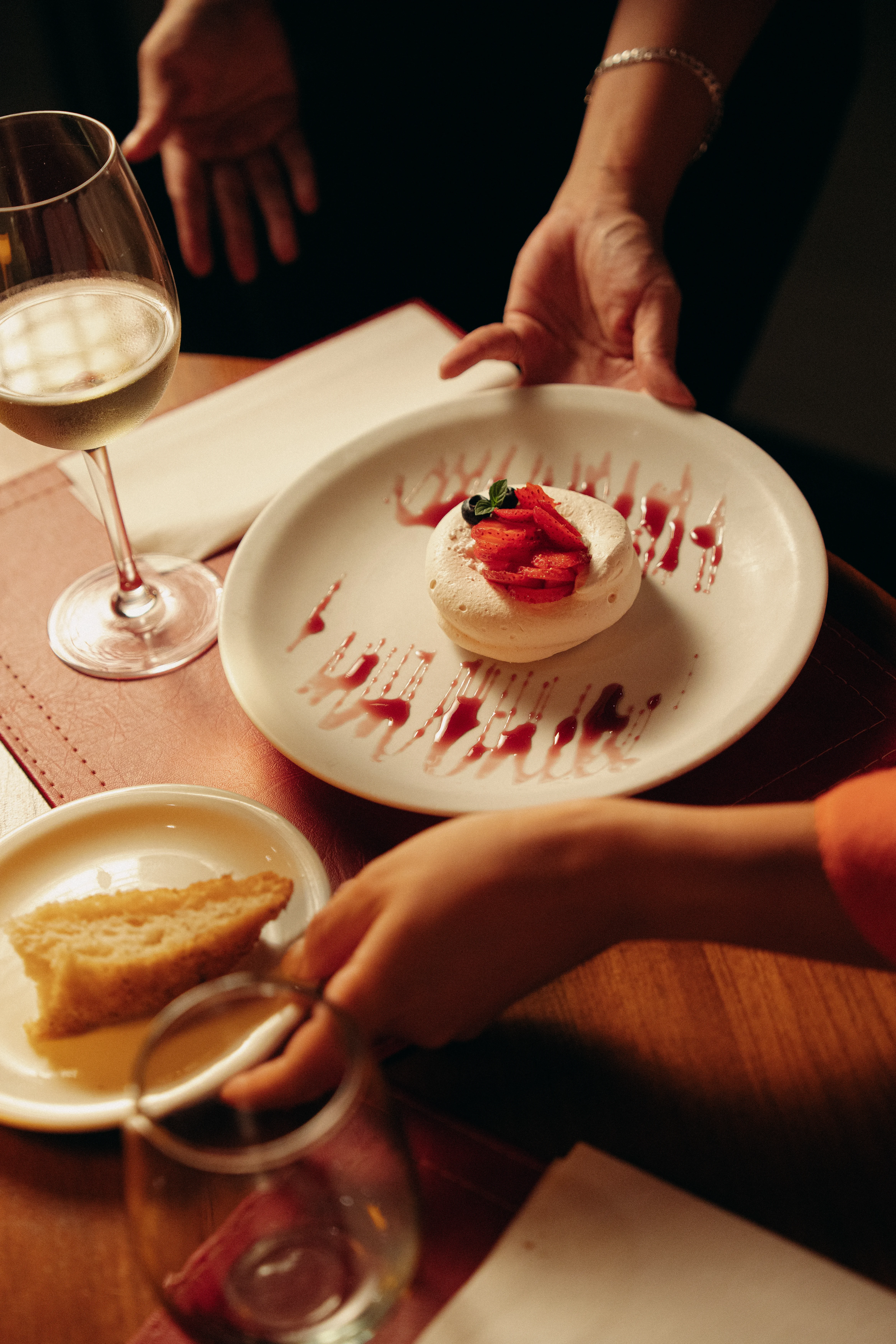 Postre de merengue y frutilla en el restaurante