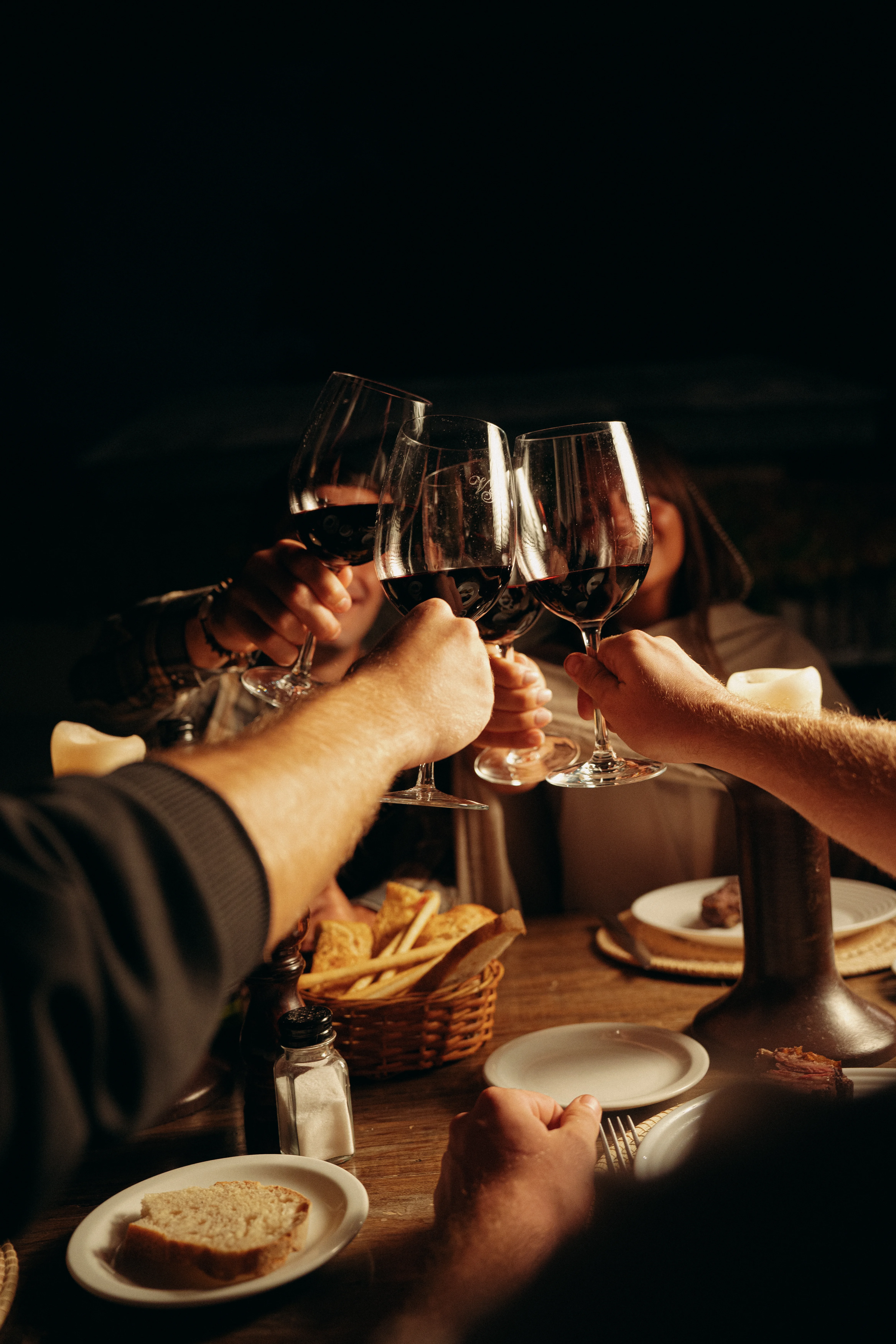 Brindis con vino en Abrasa Viva