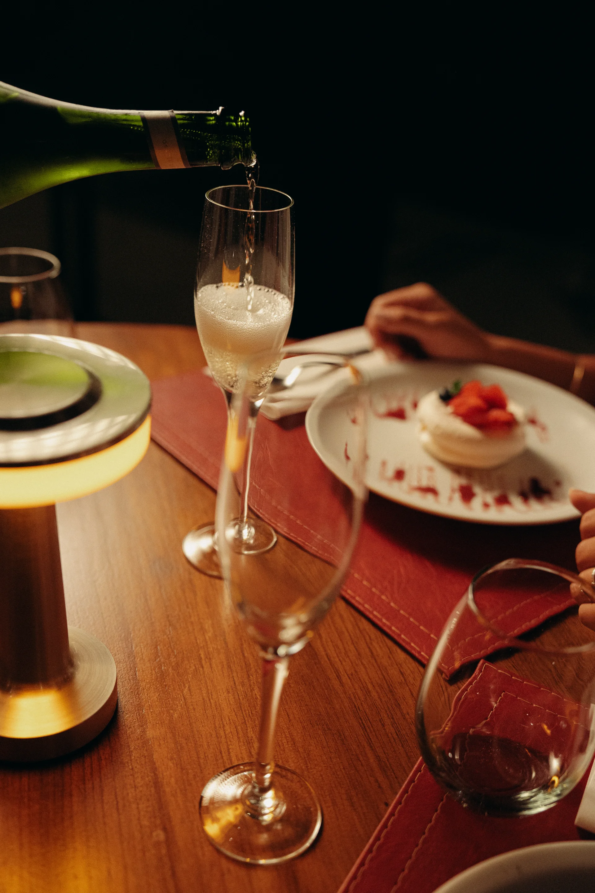 Champagne servido en la mesa